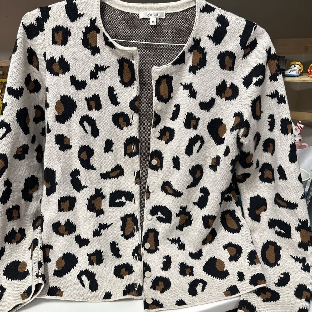 Tyler Boe 9 Button Down Cardigan Sweater Leopard Print Size‎ Medium
